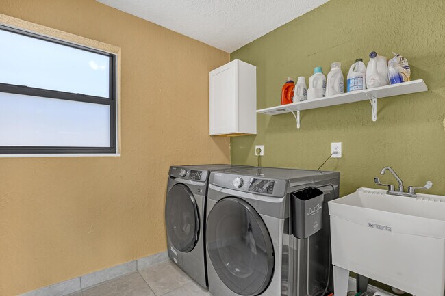 Building Photo - 1210 Skylark Ln