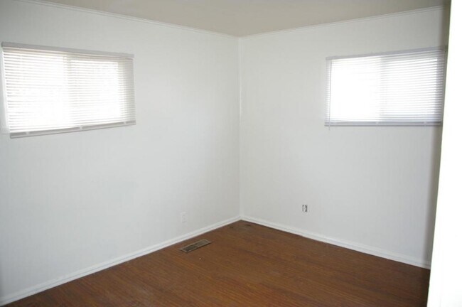 Building Photo - 2849 Eagledale Dr
