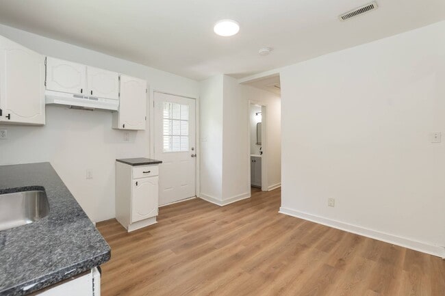 Building Photo - Three Bedroom Home!