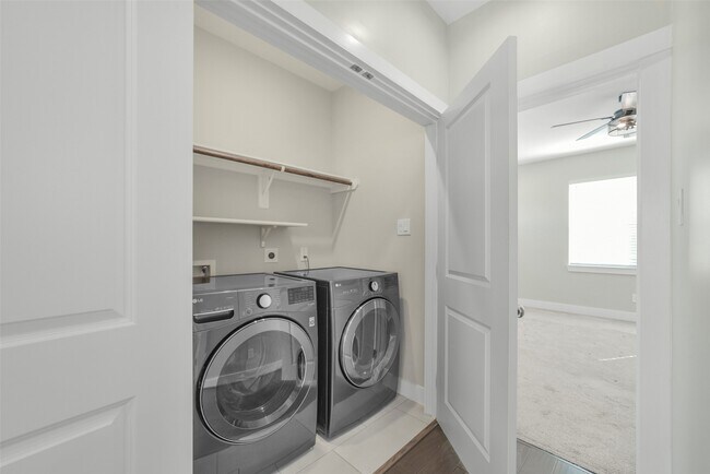 Building Photo - 720 W Donovan St