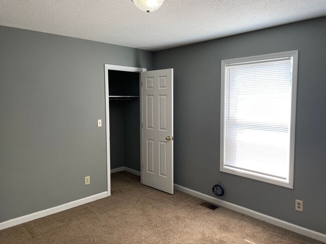 Building Photo - Cozy Townhome