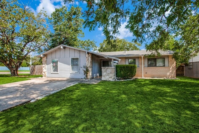 Building Photo - Single Story House in Garland w/ Great Yard Space