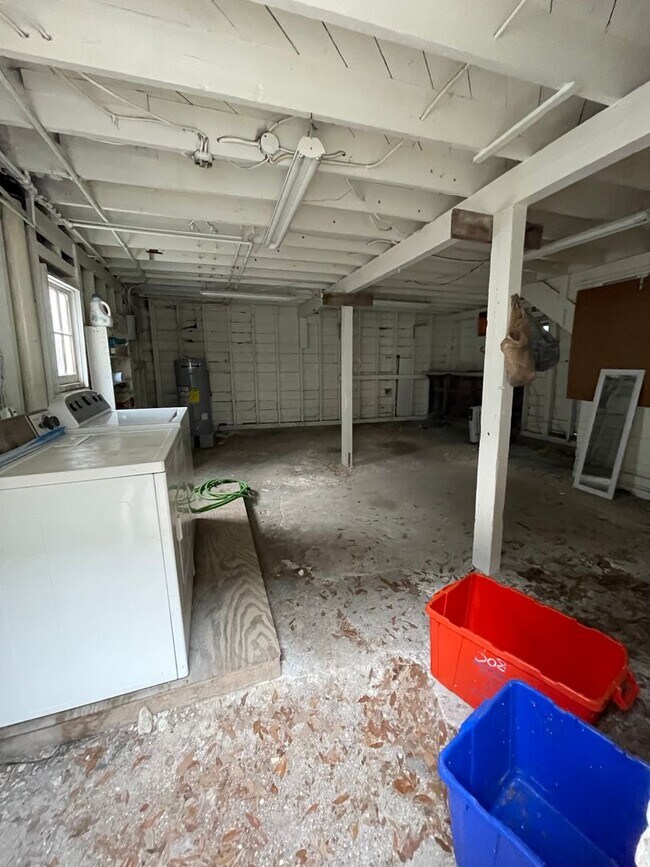 Building Photo - FALL 2026!!! Private 1 Bedroom Historic Ho...