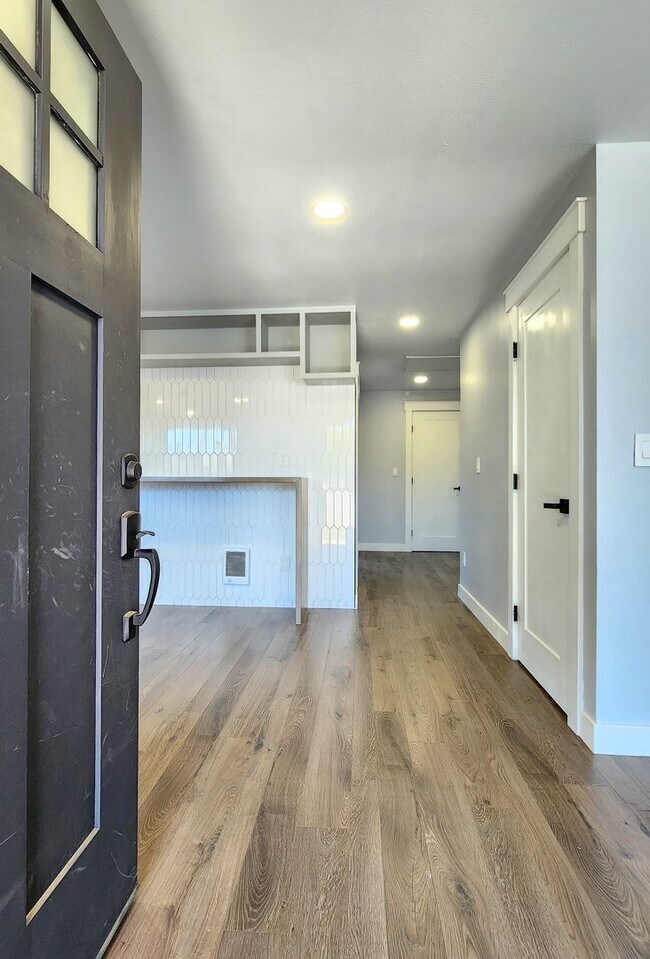 Building Photo - 3 Bedroom Home in North Marysville - $500 ...