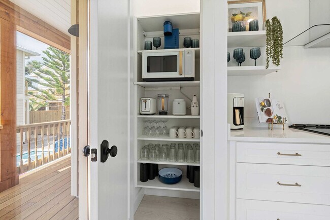 Building Photo - 28 W Castillo Dr