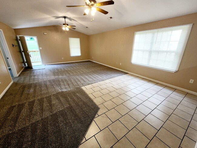 Building Photo - 4102 Valley View Dr NE
