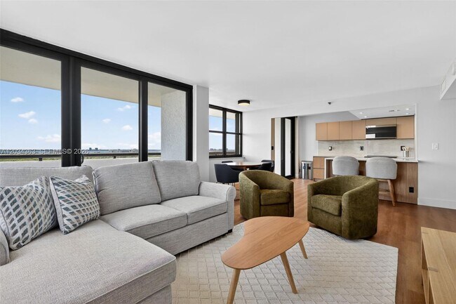 Building Photo - 2555 Collins Ave