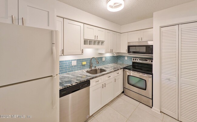Building Photo - 2511 Whispering Woods Blvd