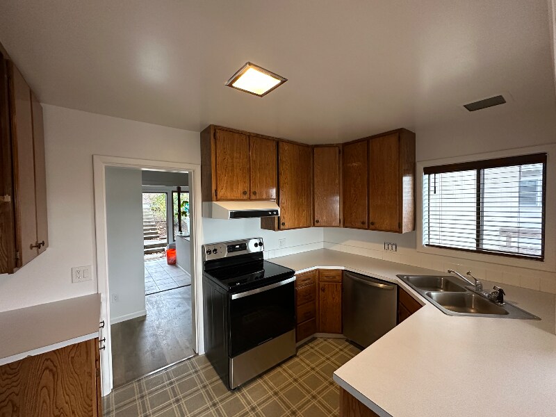 Building Photo - 2384 Linda Vista Dr