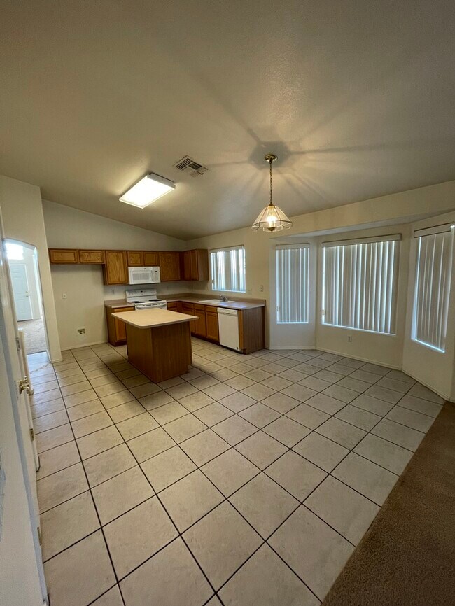 Building Photo - Beautiful 4 Bedroom 2 Bath Home in Phoenix!