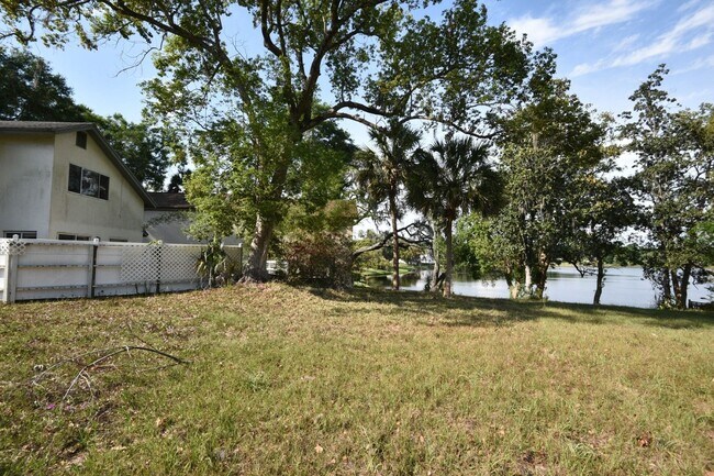 Building Photo - 621 Landings Pl