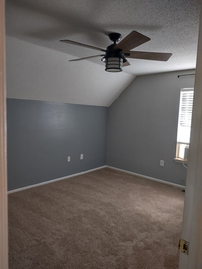 Building Photo - ****MOVE IN SPECIAL****Fabulous Upgraded Three Bedroom/Two Bath Townhome - Walking Distance to Le...