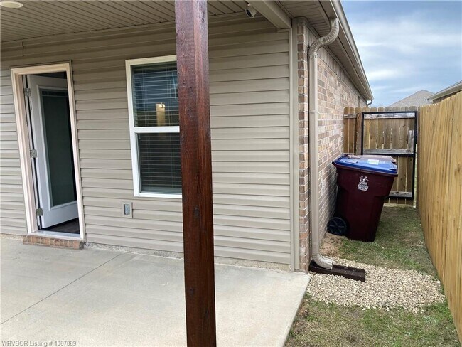 Building Photo - 8004 Dogwood Dr