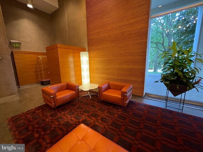 Building Photo - 285 St James Pl