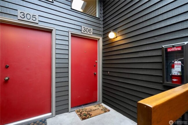 Building Photo - 3 bedroom in Seattle WA 98109