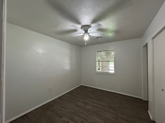 Building Photo - 712 Lakeview Dr