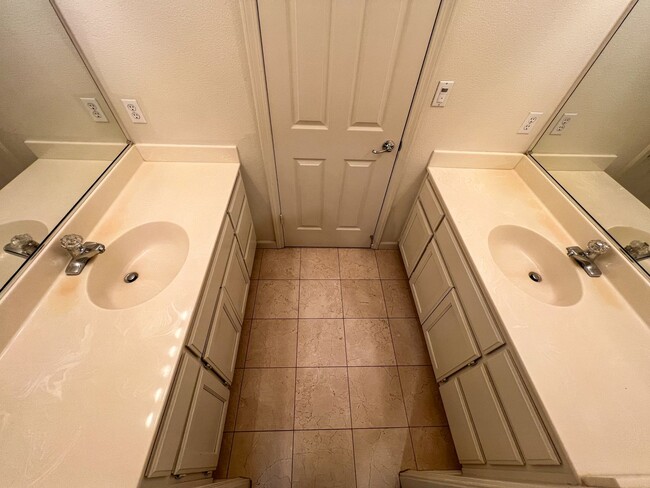 Building Photo - 4 Bedroom, 3 Bathroom Home in Heron Bay, S...