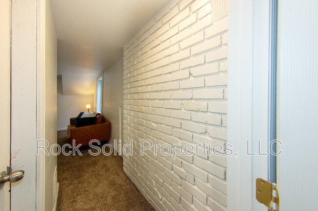 Building Photo - 516 E 6th St