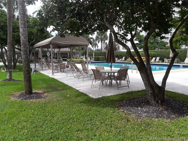 Building Photo - 3499 Oaks Way