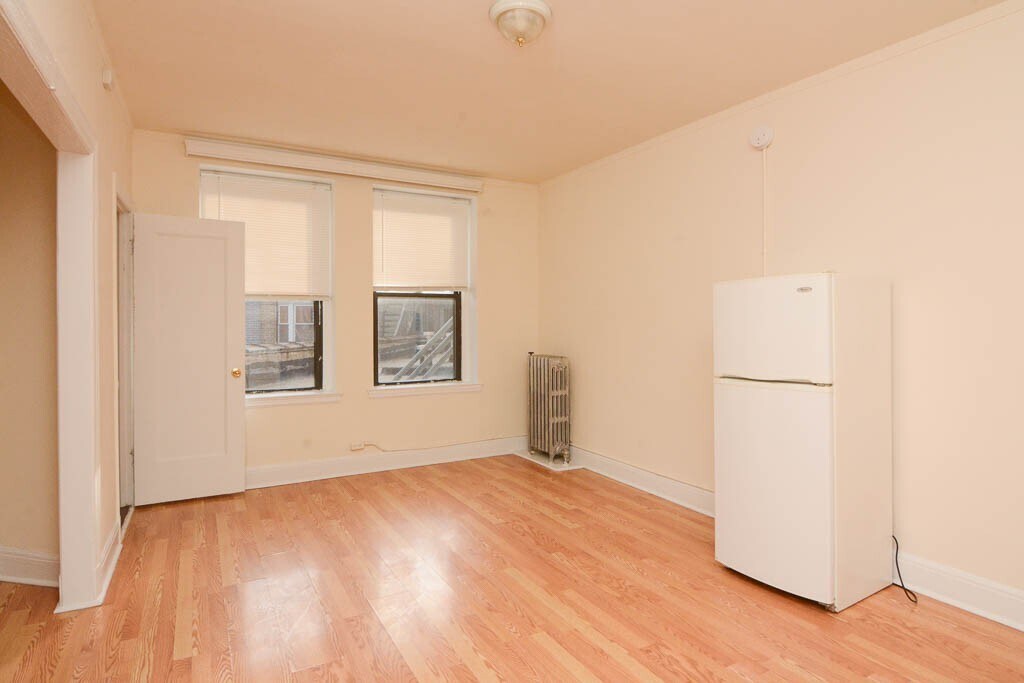 Building Photo - 3335 W Diversey Ave