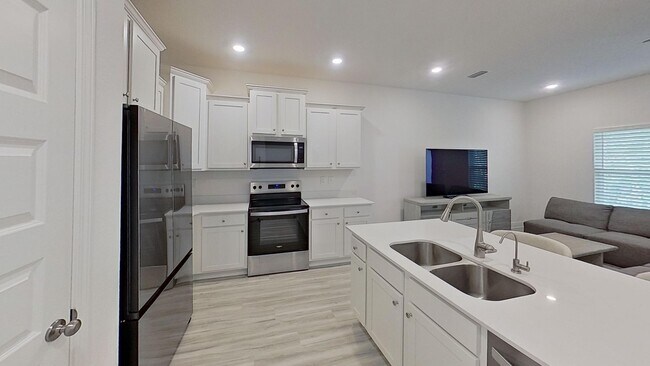 Building Photo - Beautiful 3/2.5 Townhouse