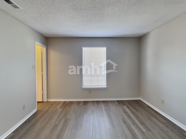 Building Photo - 6860 Maywood Cir