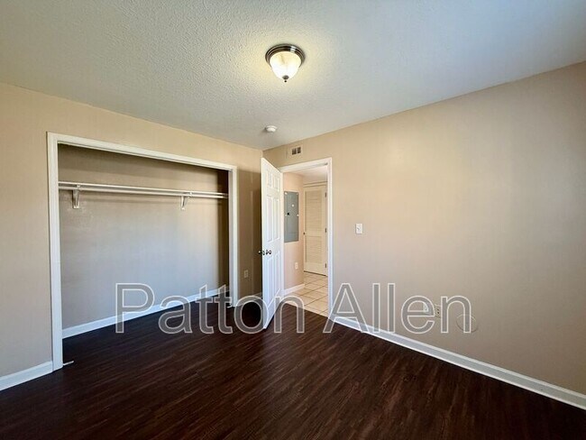 Building Photo - 10 Zell Ln