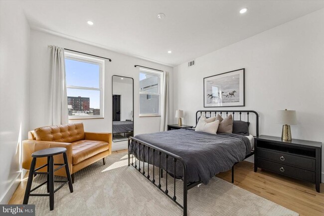 Building Photo - 2565 Tulip St