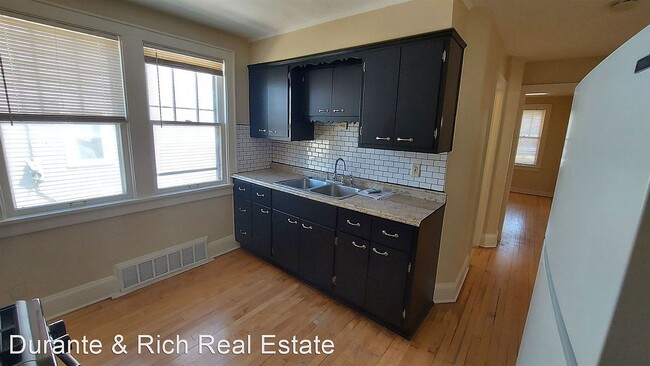 Kitchen - 2902 E Van Norman Ave