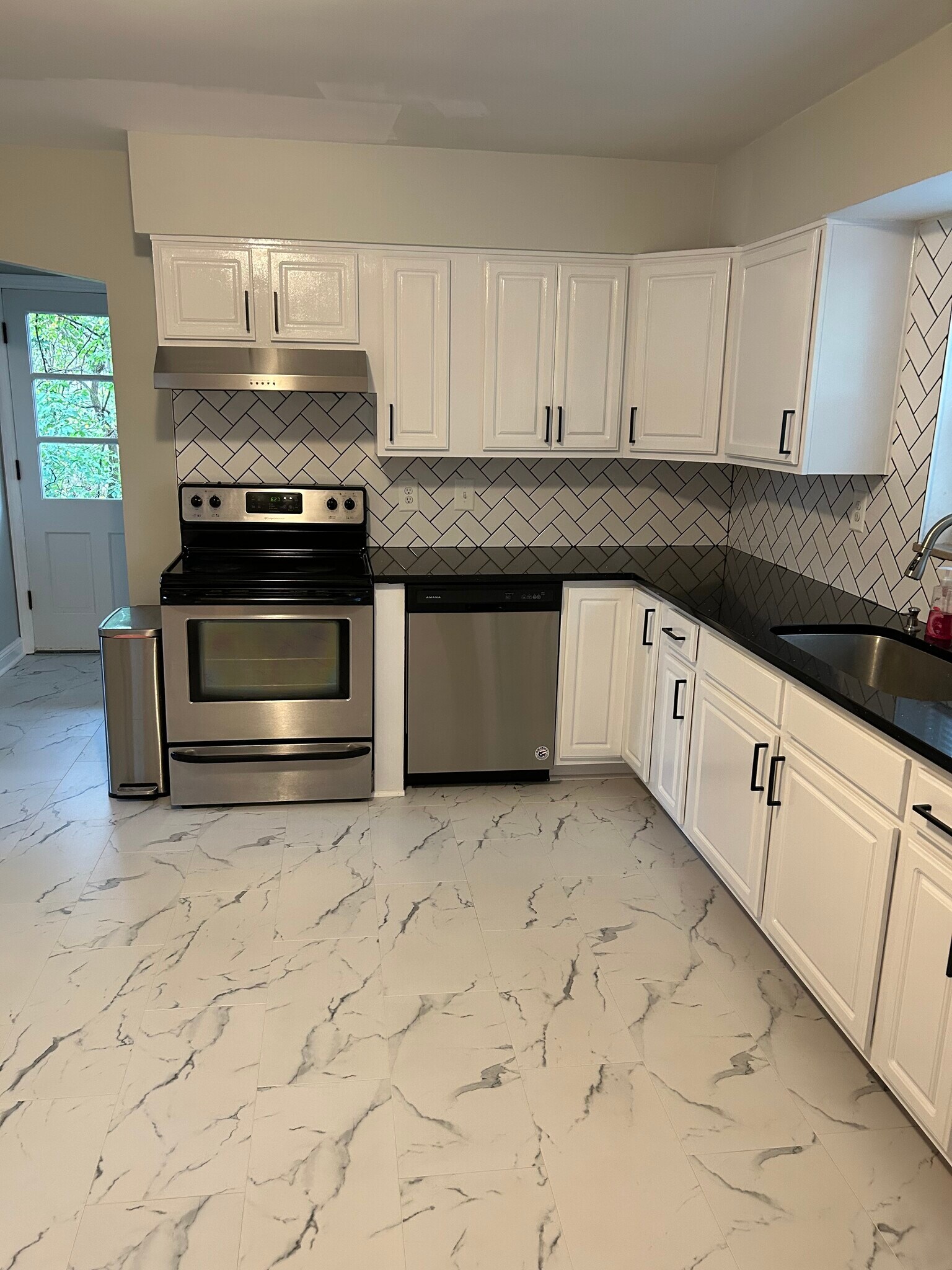 Eat-in Kitchen - 1877 Memorial Pky