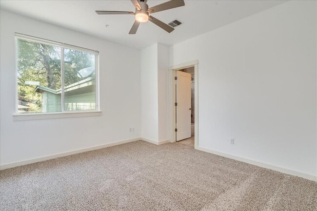 Building Photo - 4006 Valley View Rd