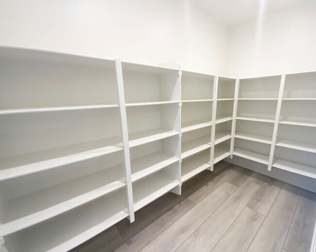 Building Photo - 5460 Shorefront Dr