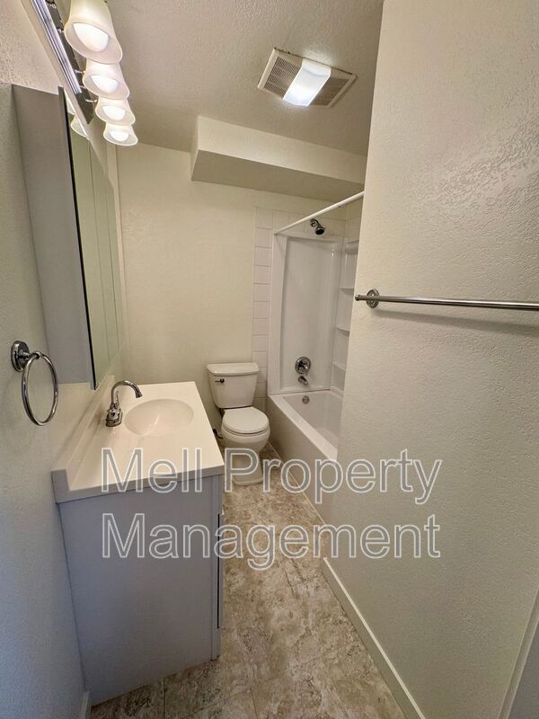 Building Photo - 71 E Rainbow Dr