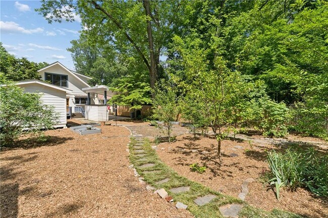 Building Photo - 1511 McLendon Ave NE