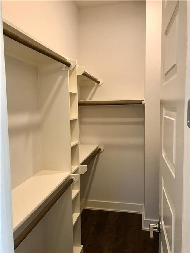 Building Photo - Central Austin / 3 bedroom, 2.5 baths / Mo...