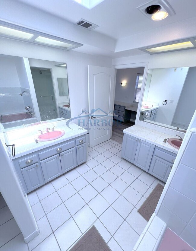 Building Photo - 3507 S Kerckhoff Ave