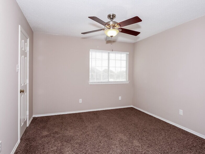Building Photo - 952 Azalia Dr