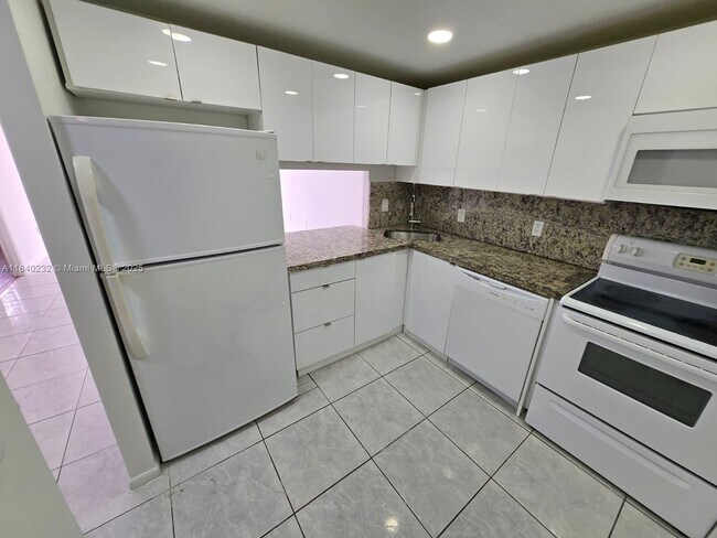 Building Photo - 1470 NE 123rd St