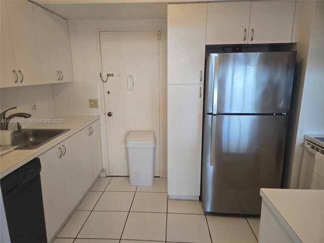 Building Photo - 3505 S Ocean Dr