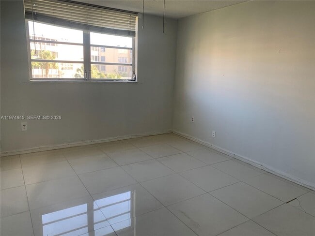 Building Photo - 1700 NE 191st St