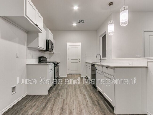 Building Photo - 8012 NW 110th Dr