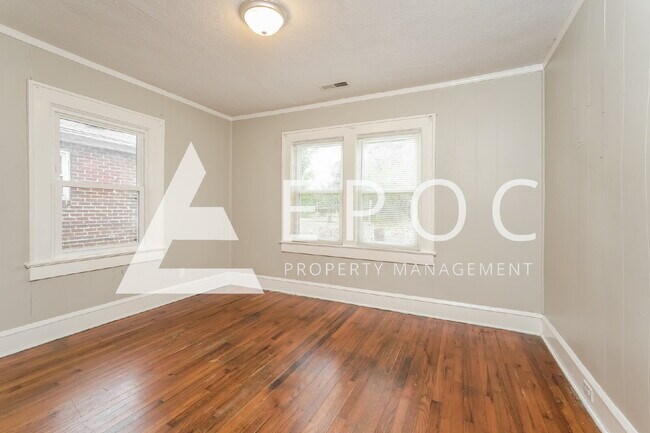 Building Photo - 305 Burtner St