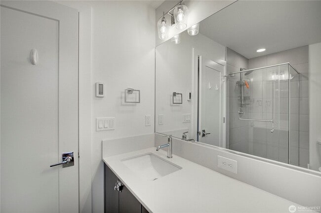 Building Photo - 2Bd/1.75Ba Seattle Townhouse