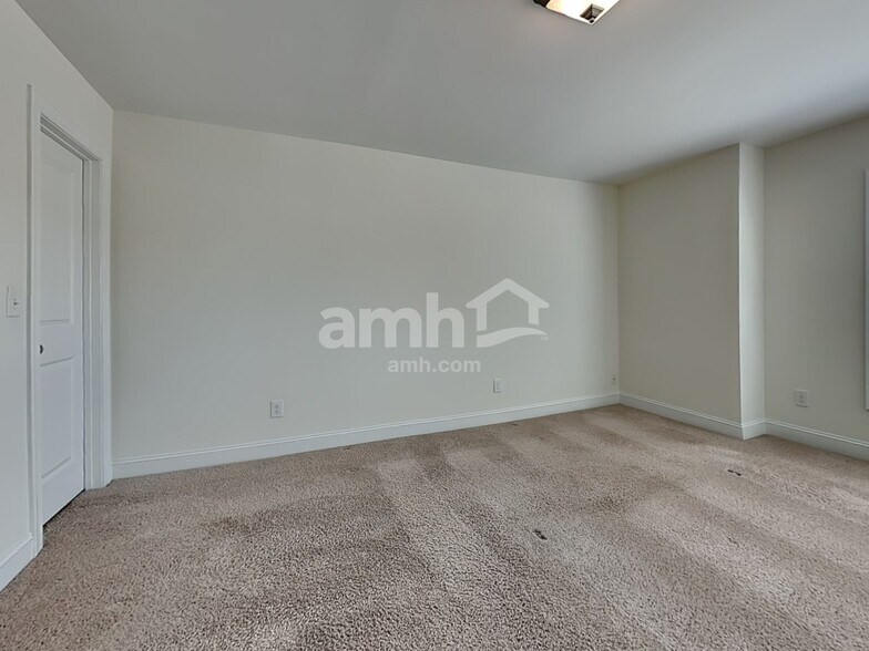 Building Photo - 105 Shore Pine Dr