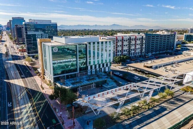 Building Photo - Resort Living in Midtown!!  Pool, Dog walk...