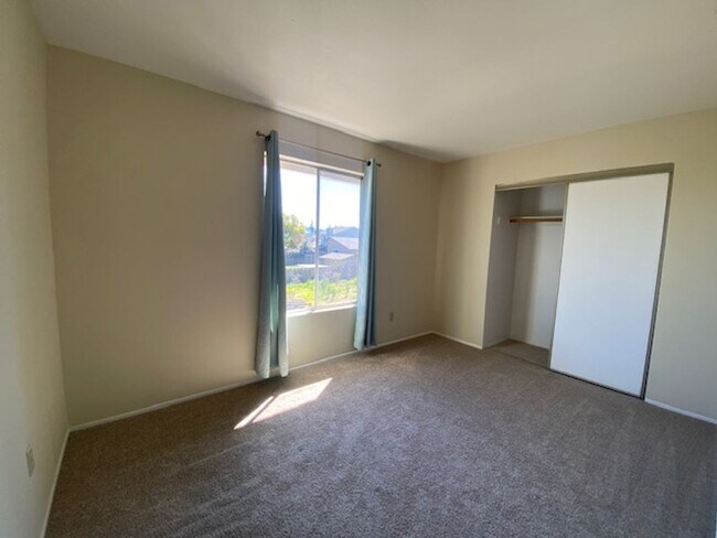 Building Photo - Spacious 3 Bed/2 Bath Duplex~ PG&E & Water...