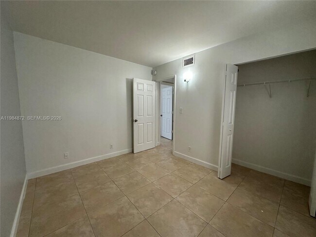 Building Photo - 2705 NE 9th Ave