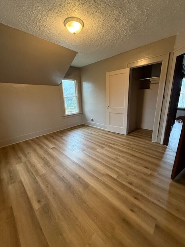 Building Photo - 3 Bedroom / 1 Bath house with Garage in Peoria