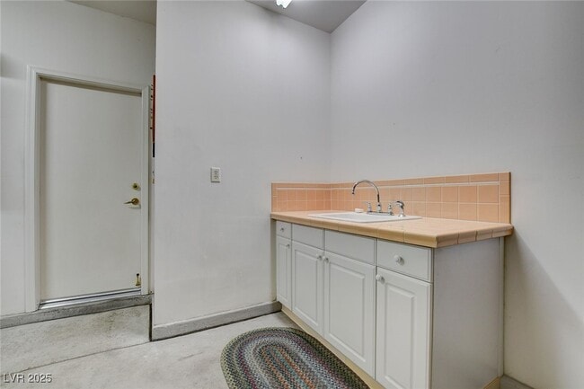 Building Photo - 576 Carmel Mesa Dr