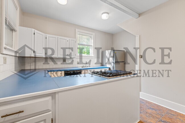 Building Photo - 1007 N Yale Ave